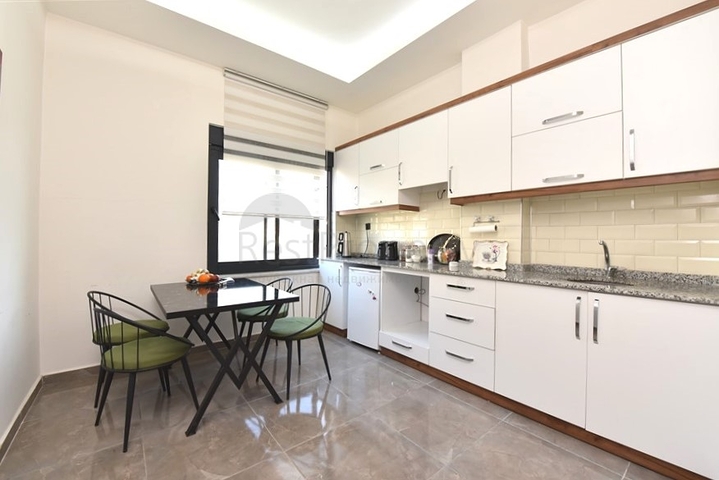 مكتب فاخر في وسط ألانيا