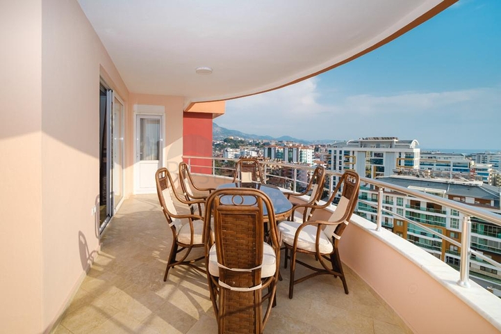 شقة فاخرة مطلة على البحر والقلعة في منطقة توسمور           شقة فاخرة مطلة على البحر والقلعة في منطقة توسمور