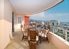 شقة فاخرة مطلة على البحر والقلعة في منطقة توسمور           شقة فاخرة مطلة على البحر والقلعة في منطقة توسمور