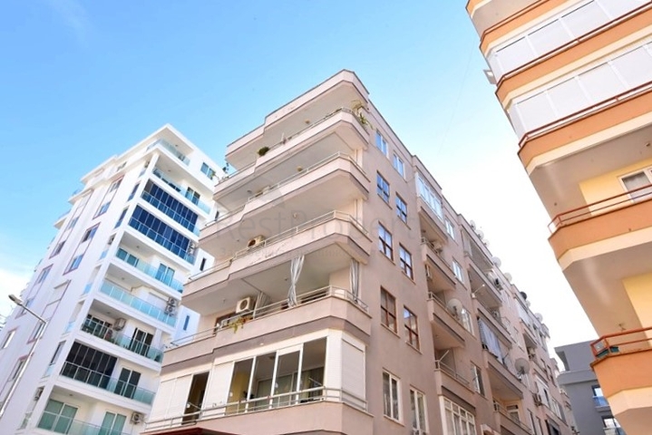 شقة للمعيشة والتأجير بسعر مغري 