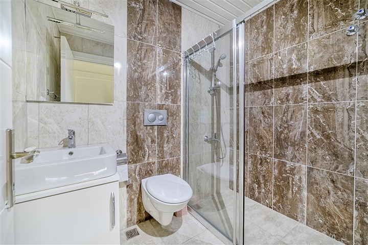 دوبلكس 3 + 1 مع حديقة خاصة في منطقة كستل