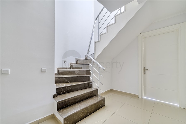 دوبلكس 3 + 1 مع حديقة خاصة في منطقة كستل