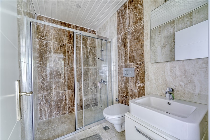 دوبلكس 3 + 1 مع حديقة خاصة في منطقة كستل