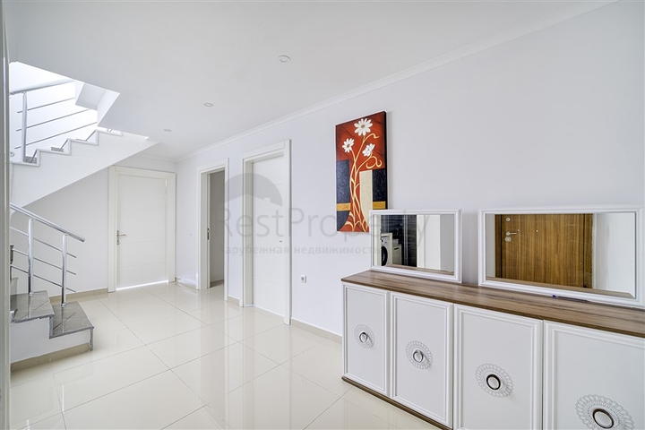 دوبلكس 3 + 1 مع حديقة خاصة في منطقة كستل