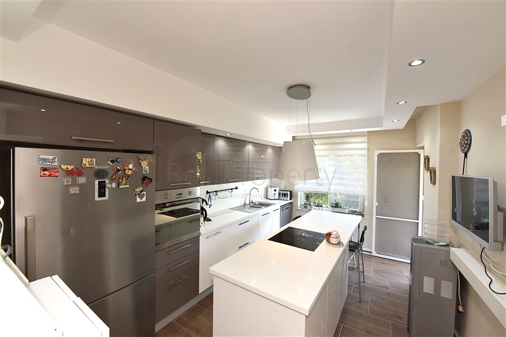 شقة 3+1 مع مطبخ منفصل في وسط ألانيا