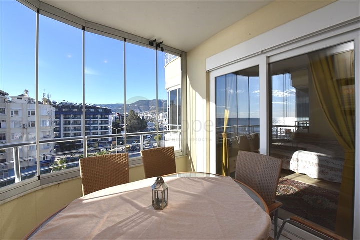 شقة كبيرة في السطر الأول