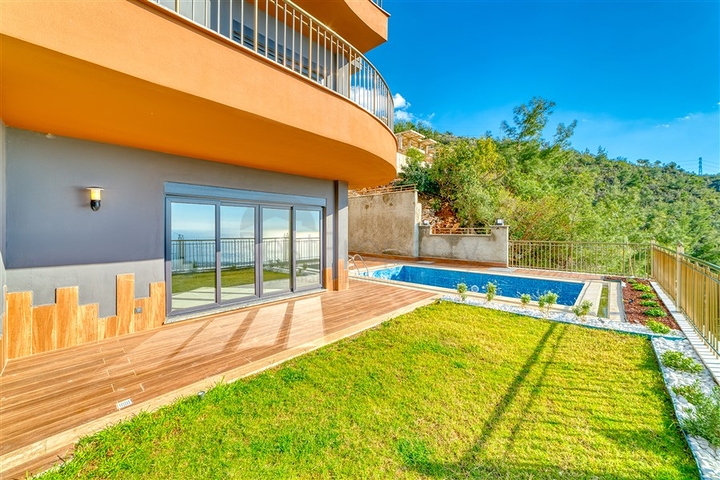 فلل مطلة على البحر في المنطقة الوسطى من ألانيا