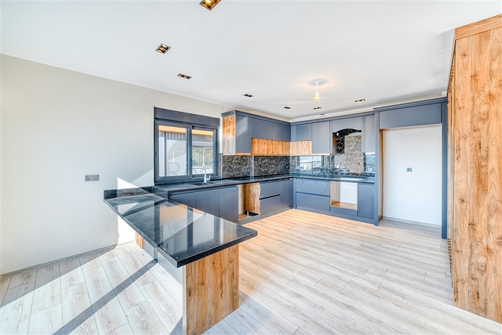 فلل مطلة على البحر في المنطقة الوسطى من ألانيا