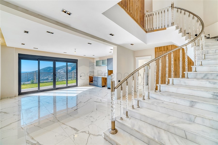 فلل مطلة على البحر في المنطقة الوسطى من ألانيا