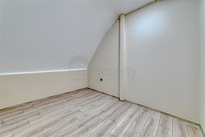 فلل مطلة على البحر في المنطقة الوسطى من ألانيا