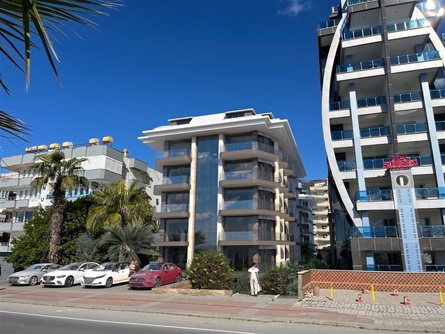 مجمع قيد الإنشاء على الخط الأول في منطقة محمودلار 