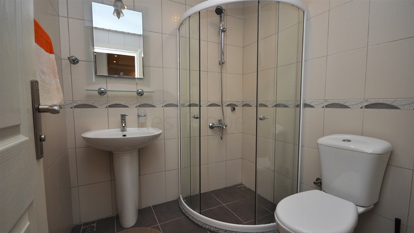  شقق 1+1 مع الحد الأدنى من البنية التحتية في وسط ألانيا