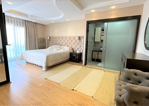 شقة فسيحة مع تجديد مصمم