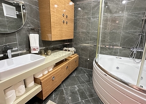 شقة فسيحة مع تجديد مصمم