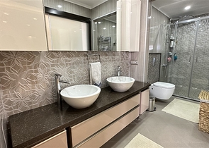 شقة فسيحة مع تجديد مصمم