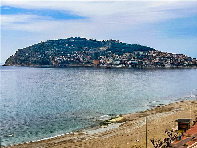 بنتهاوس فاخر مع إطلالات بانورامية على البحر في وسط ألانيا