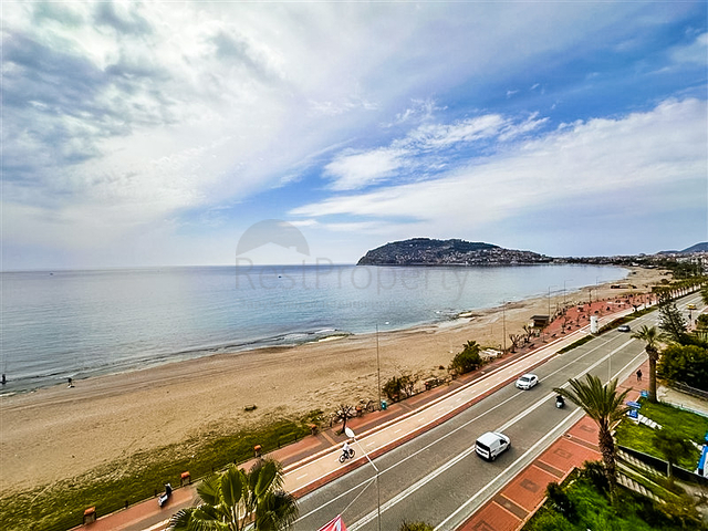 بنتهاوس فاخر مع إطلالات بانورامية على البحر في وسط ألانيا