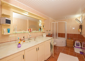 شقة 2 + 1 على الخط الأول في حي محمودلار