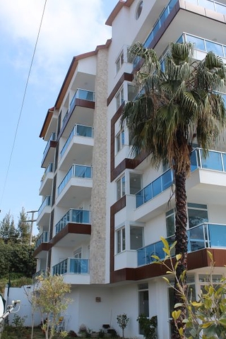 شقق بتصاميم مختلفة ضمن مجمع حديث في افسلار 