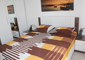 شقق بتصاميم مختلفة ضمن مجمع حديث في افسلار 