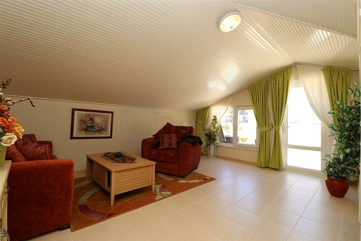 3 + 2 شقة مخطط الطابق في المنطقة الوسطى من ألانيا