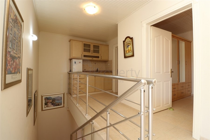 3 + 2 شقة مخطط الطابق في المنطقة الوسطى من ألانيا