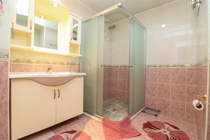 3 + 2 شقة مخطط الطابق في المنطقة الوسطى من ألانيا