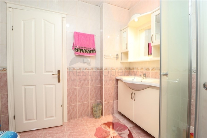 3 + 2 شقة مخطط الطابق في المنطقة الوسطى من ألانيا