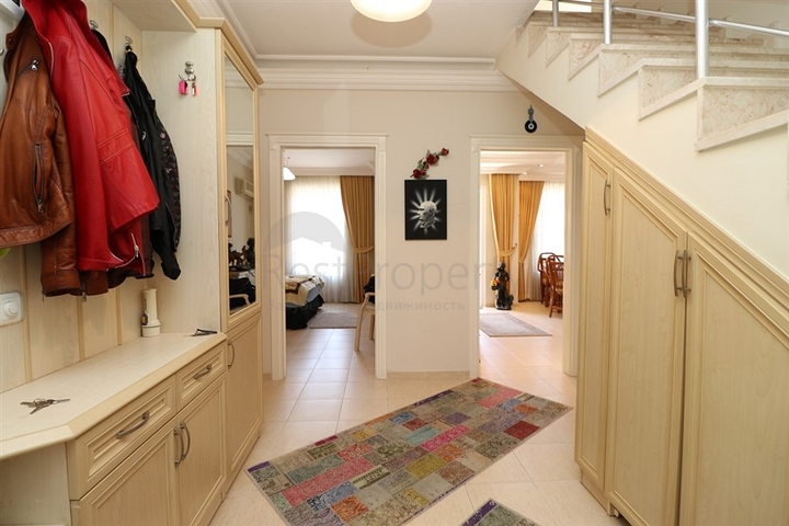 3 + 2 شقة مخطط الطابق في المنطقة الوسطى من ألانيا