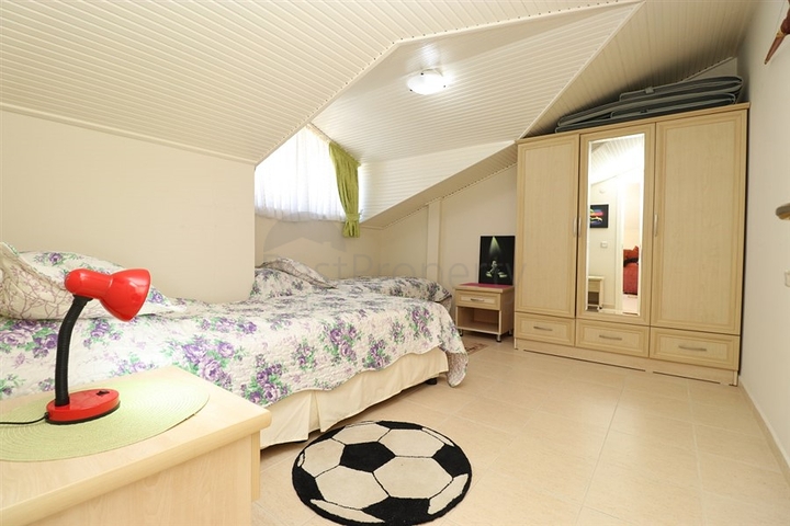 3 + 2 شقة مخطط الطابق في المنطقة الوسطى من ألانيا