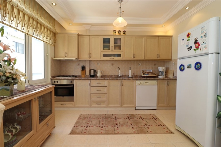 3 + 2 شقة مخطط الطابق في المنطقة الوسطى من ألانيا