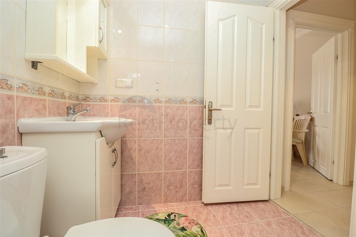 3 + 2 شقة مخطط الطابق في المنطقة الوسطى من ألانيا