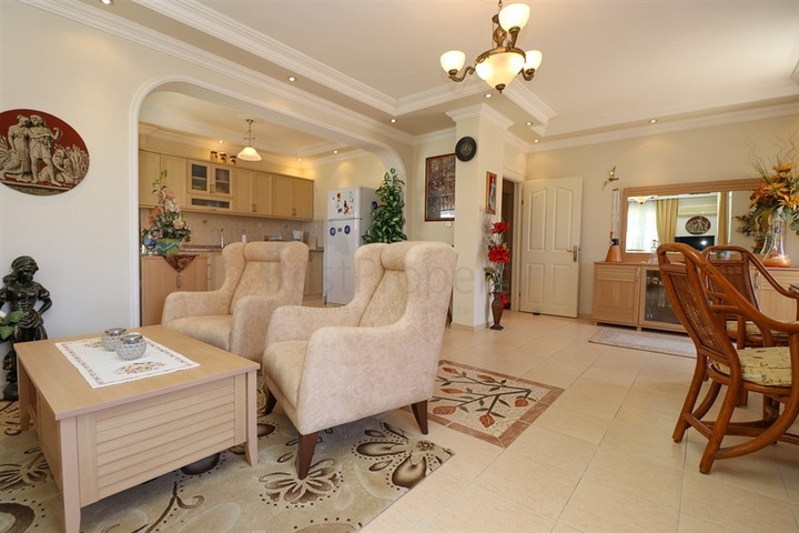 3 + 2 شقة مخطط الطابق في المنطقة الوسطى من ألانيا