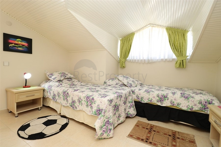 3 + 2 شقة مخطط الطابق في المنطقة الوسطى من ألانيا