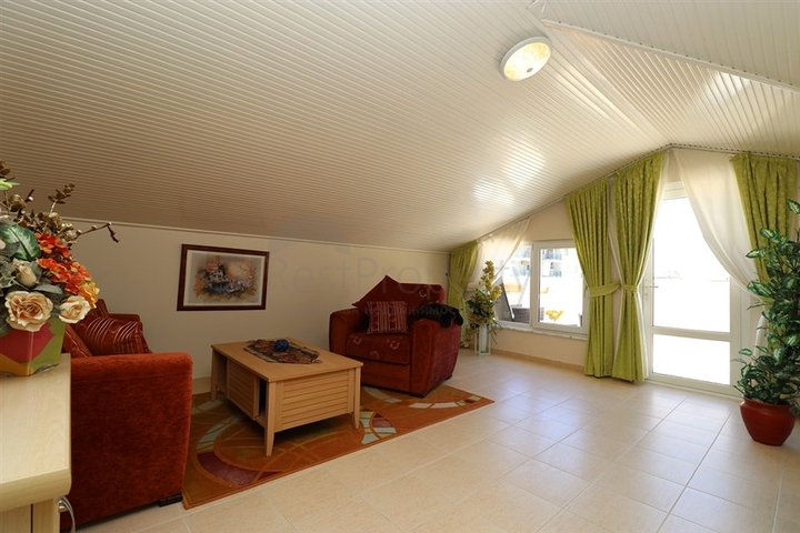 3 + 2 شقة مخطط الطابق في المنطقة الوسطى من ألانيا