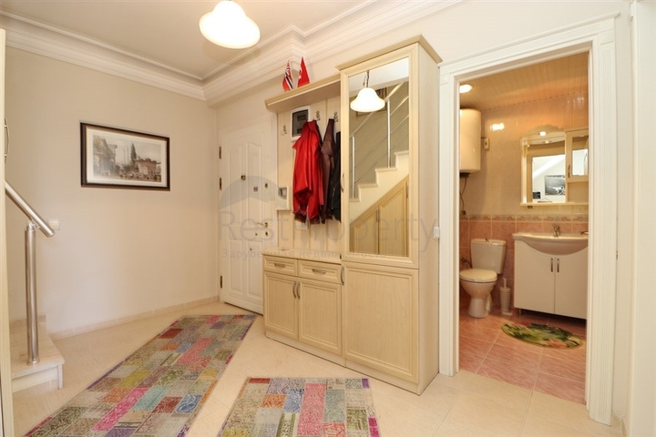 3 + 2 شقة مخطط الطابق في المنطقة الوسطى من ألانيا