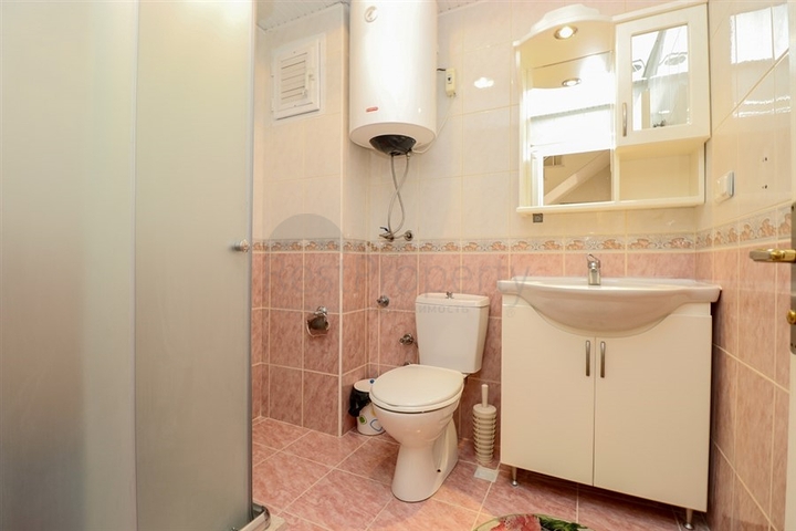 3 + 2 شقة مخطط الطابق في المنطقة الوسطى من ألانيا