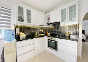 شقة 100 متر من البحر مع تخطيط 1 + 1 في منطقة النخبة من أوبا