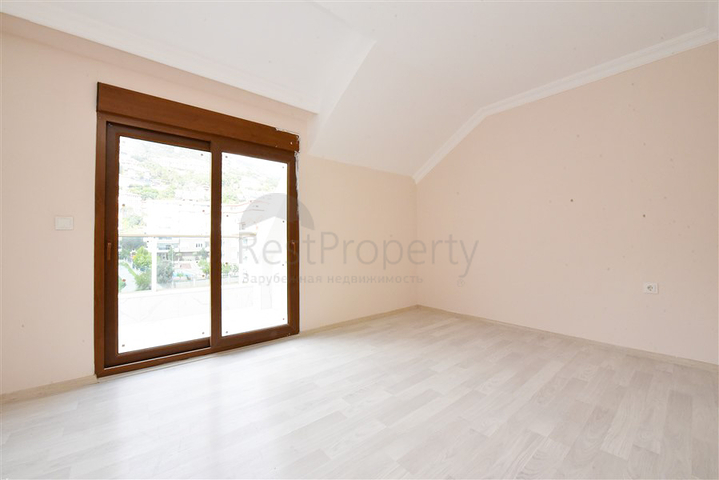 بنتهاوس واسع مطل على البحر في وسط ألانيا