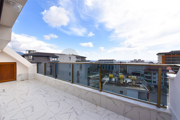 بنتهاوس واسع مطل على البحر في وسط ألانيا