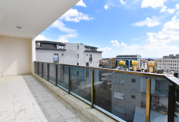 بنتهاوس واسع مطل على البحر في وسط ألانيا