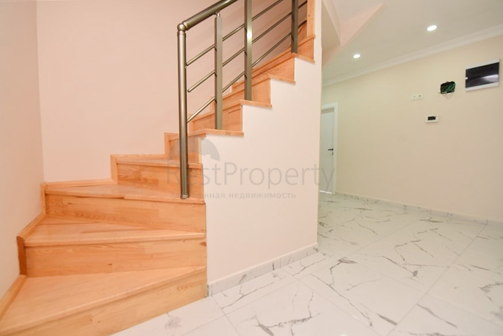 بنتهاوس واسع مطل على البحر في وسط ألانيا