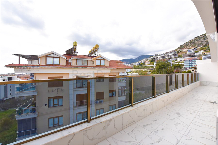 بنتهاوس واسع مطل على البحر في وسط ألانيا