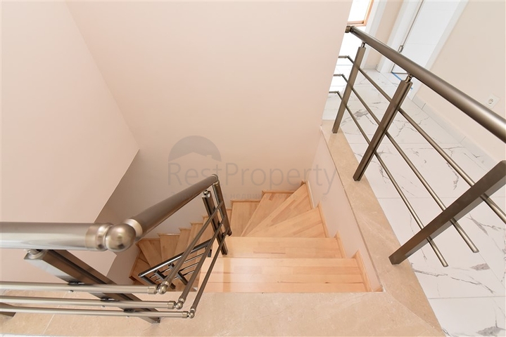 بنتهاوس واسع مطل على البحر في وسط ألانيا