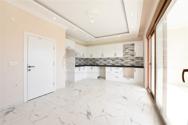 بنتهاوس واسع مطل على البحر في وسط ألانيا