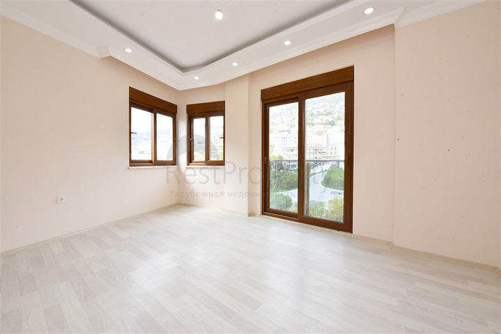 بنتهاوس واسع مطل على البحر في وسط ألانيا