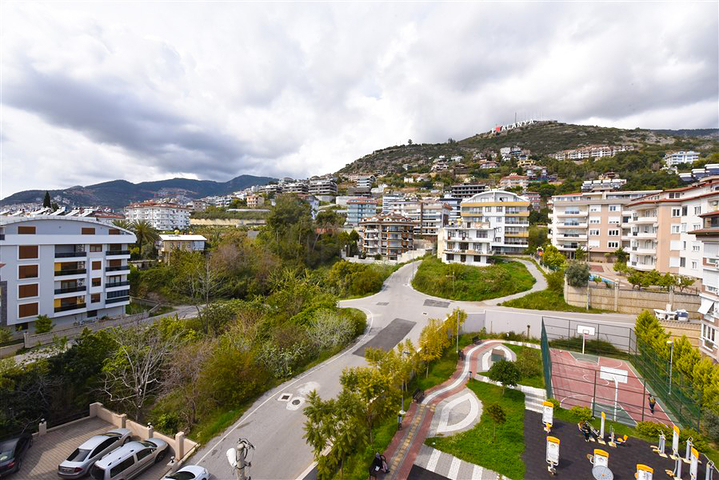 بنتهاوس واسع مطل على البحر في وسط ألانيا