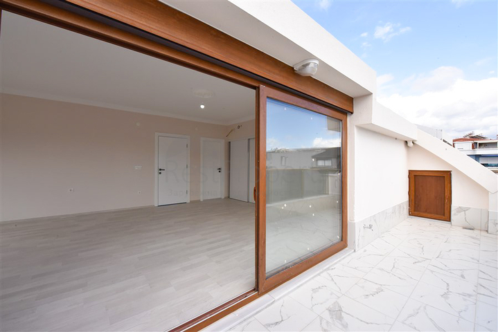 بنتهاوس واسع مطل على البحر في وسط ألانيا