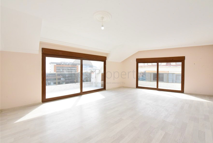 بنتهاوس واسع مطل على البحر في وسط ألانيا