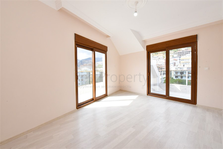 بنتهاوس واسع مطل على البحر في وسط ألانيا